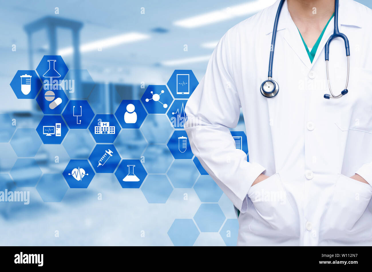 Médecin professionnel avec un stéthoscope autour du cou, sur l'image floue de salle d'attente à l'hôpital de fond avec l'icône en forme d'hexagone et médical Banque D'Images