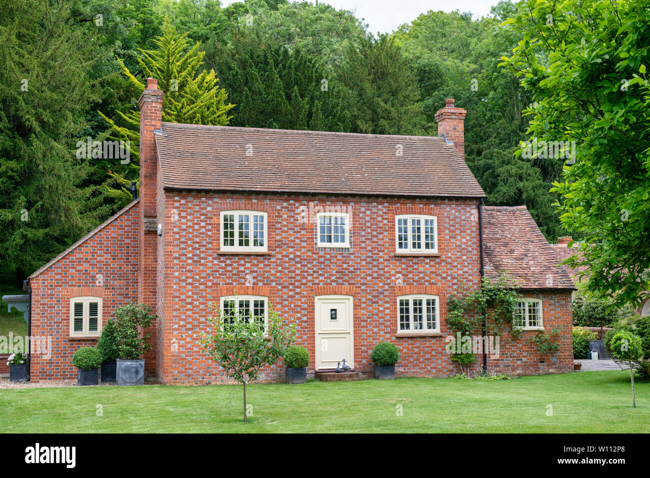 Cottage en brique rouge à pied, Oxfordshire, Angleterre Banque D'Images