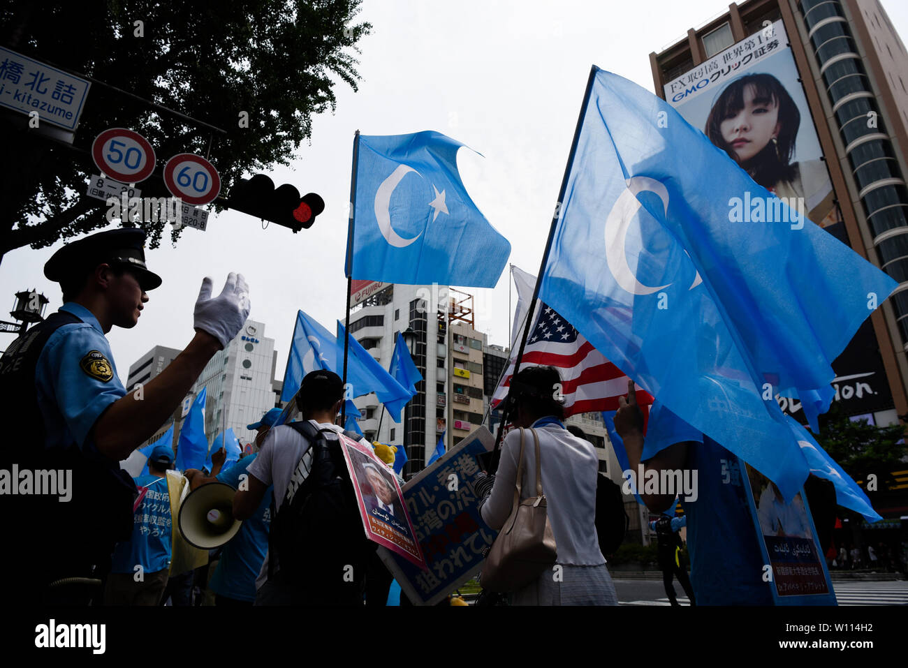 Osaka, Japon. 29 Jun 2019. Les manifestants portent des drapeaux du Turkestan oriental, un symbole de l'indépendance, l'ouïghour lors d'une manifestation contre le gouvernement chinois a traité de l'ethnie ouïghoure pendant le Sommet du G20, à Osaka au Japon. Crédit : Ben Weller/AFLO/Alamy Live News Banque D'Images