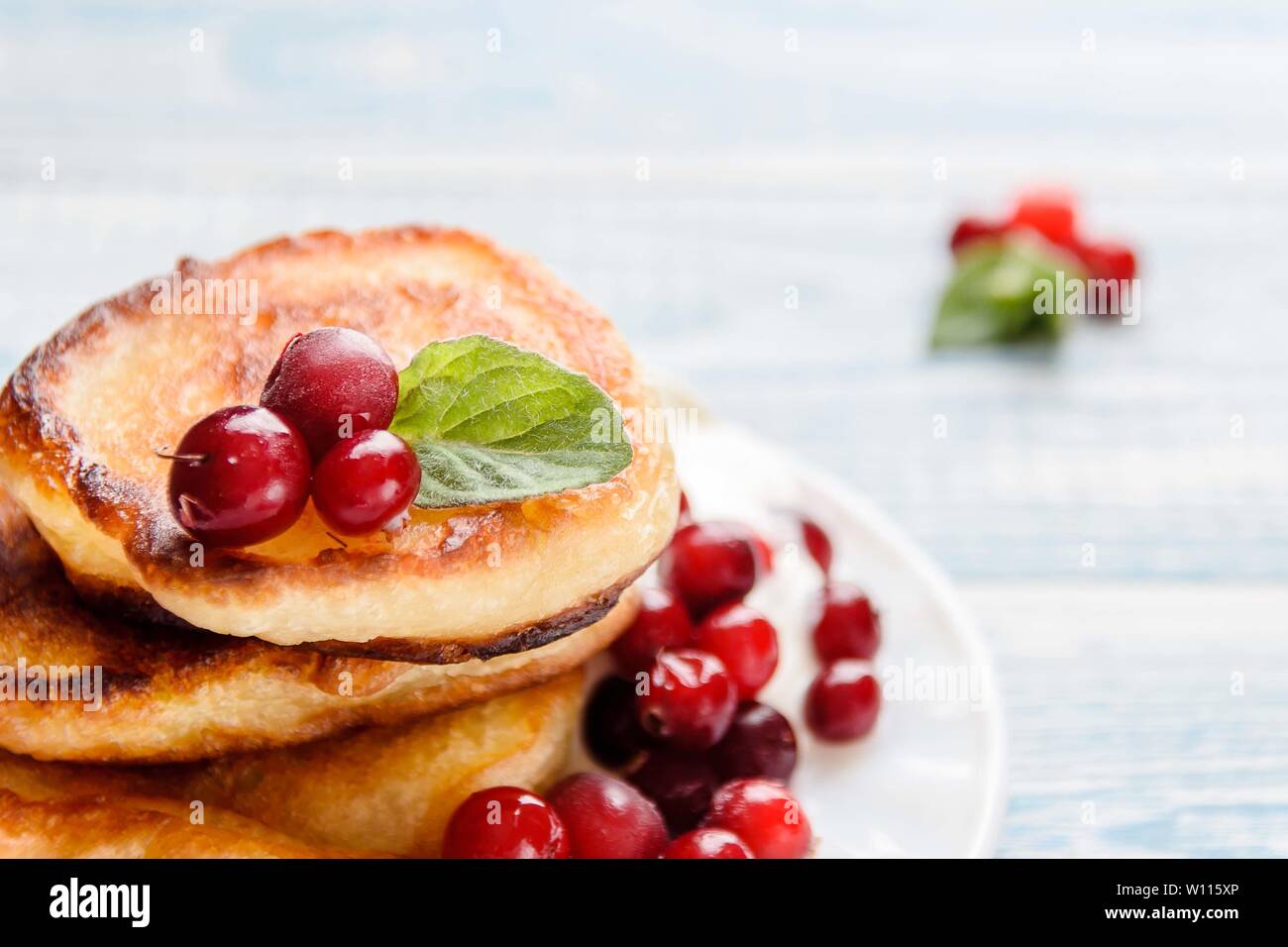 Crêpes à la crème et petits fruits. Délices de chalets d'été Banque D'Images