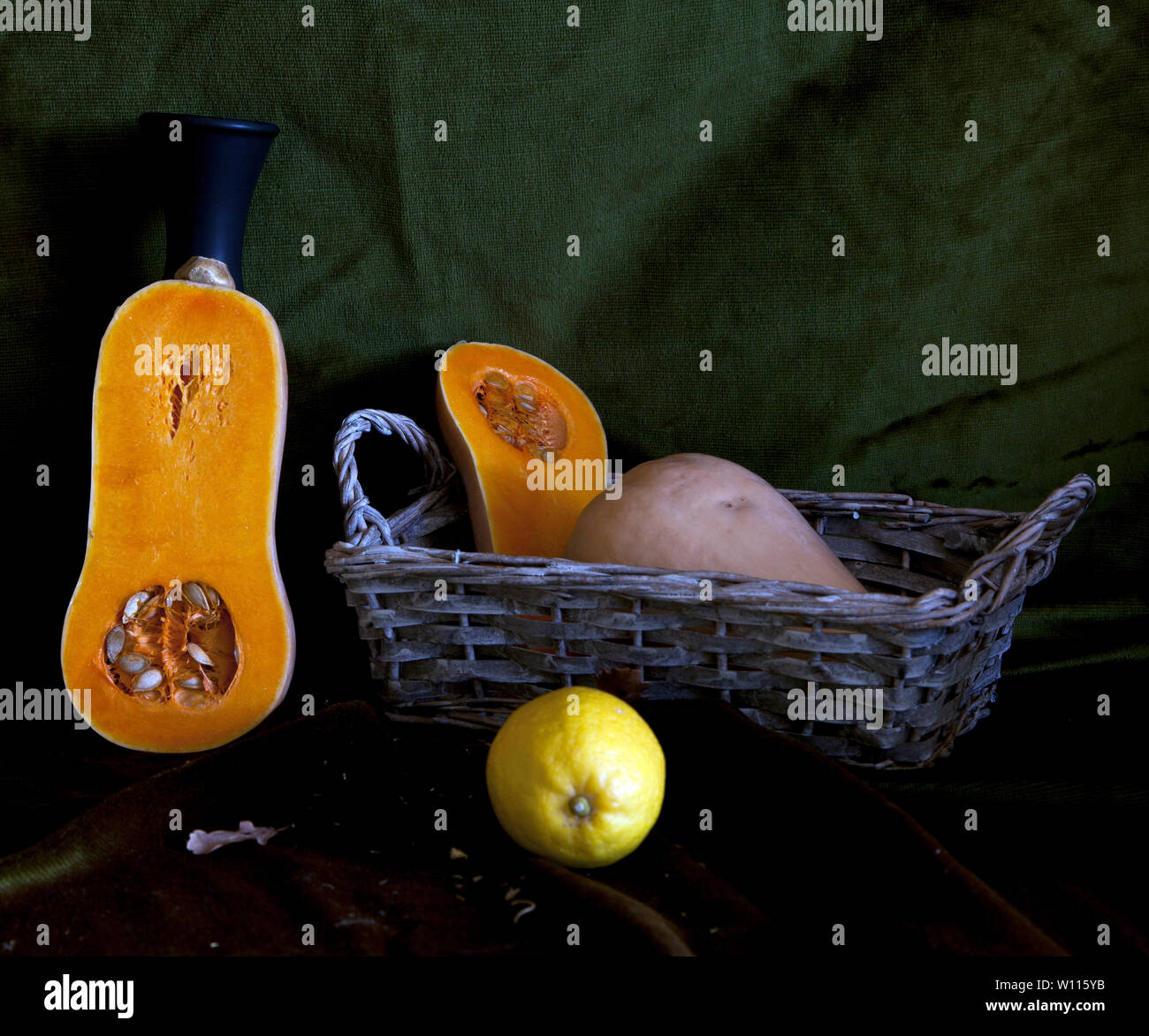 Still Life - Vase, fleurs et fruits sur fond noir Banque D'Images