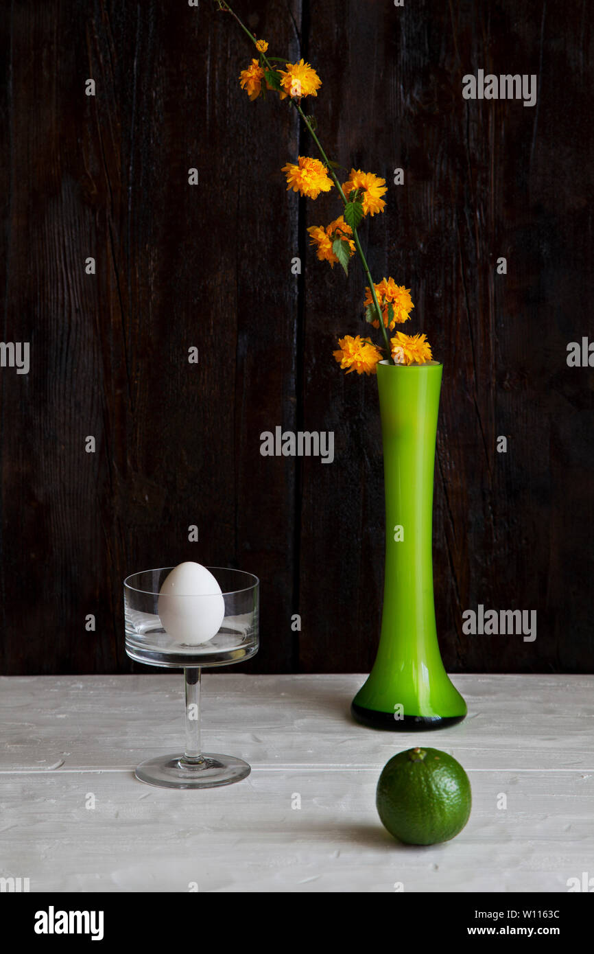 Still Life - Vase, fleurs et fruits sur fond noir Banque D'Images