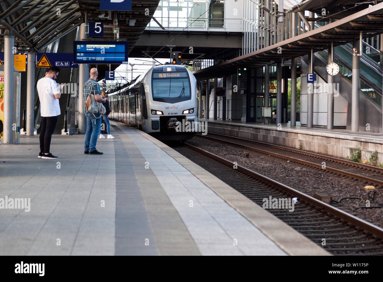 Train régional à la gare de l'aéroport Düsseldorf Banque D'Images