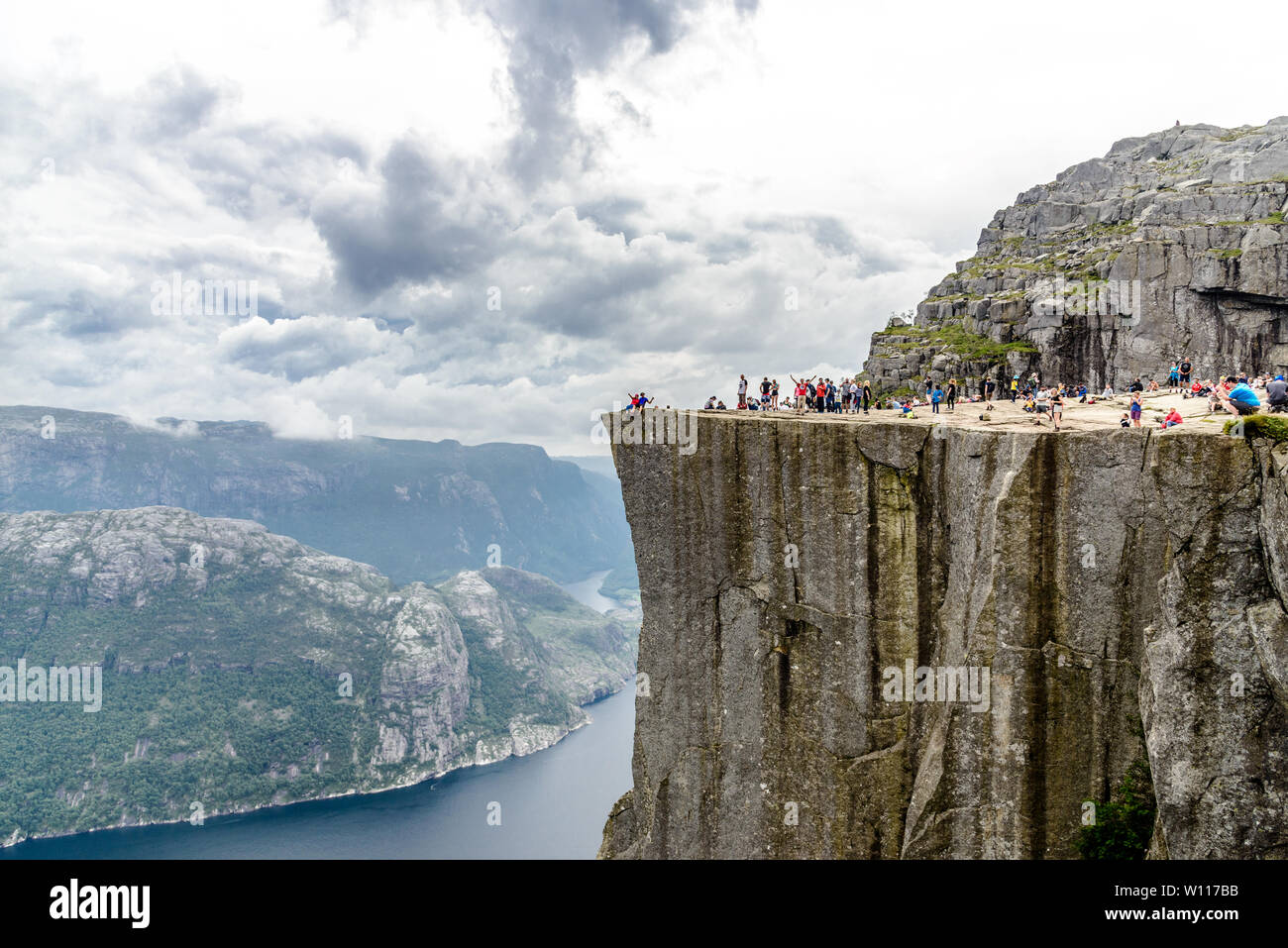 Preikestolen ou Prekestolen. Pulpit Rock, célèbre attraction touristique près de Stavanger. Vue sur Lysefjord, Norvège Banque D'Images