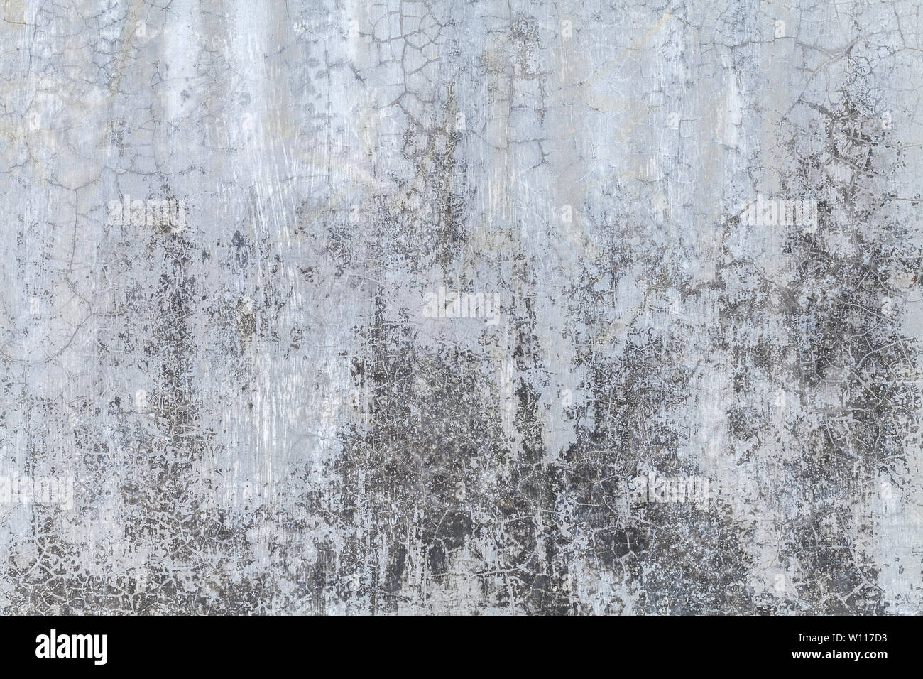 Vieux mur gris recouvert de plâtre. inégale minable La texture de surface de la pierre fendue d'argent vintage, libre. Banque D'Images