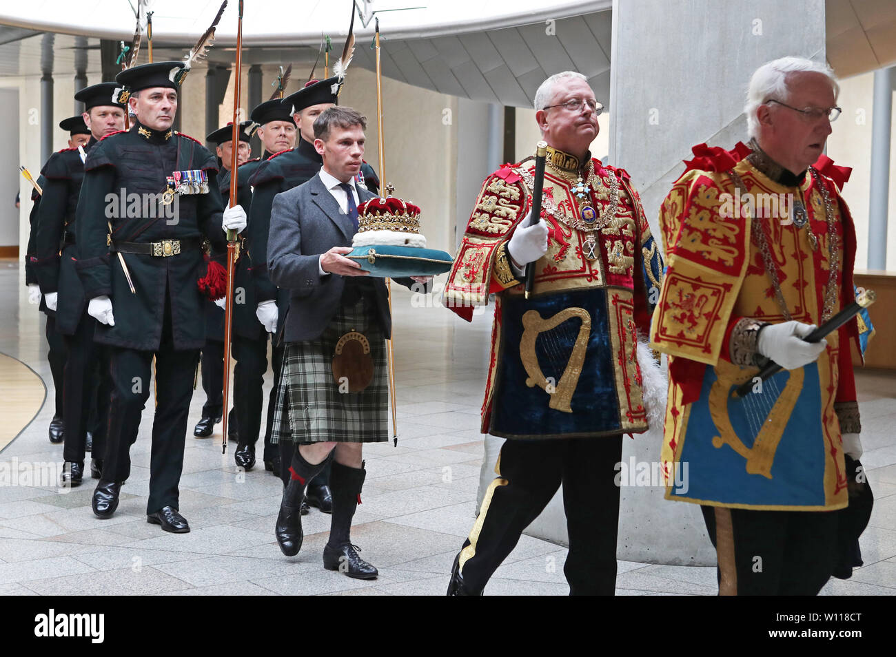 Le duc d'Hamilton porte la couronne d'Écosse dans le Parlement écossais à Édimbourg en avant de la reine Elizabeth II prononce un discours à la chambre de Holyrood de moyenne envergure au cours d'une cérémonie marquant le 20e anniversaire du transfert. Banque D'Images