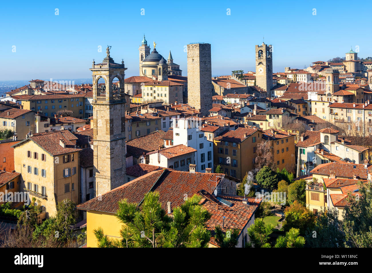 Bergame, vue sur les toits de tuiles rouges et les tours de la vieille ville historique médiévale, Lombardie, Italie Banque D'Images