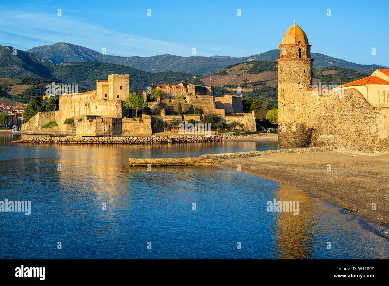 La ville de Collioure, France, vue sur le château médiéval château royal et clocher de l'Église entre Pyrénées et mer Méditerranée Banque D'Images