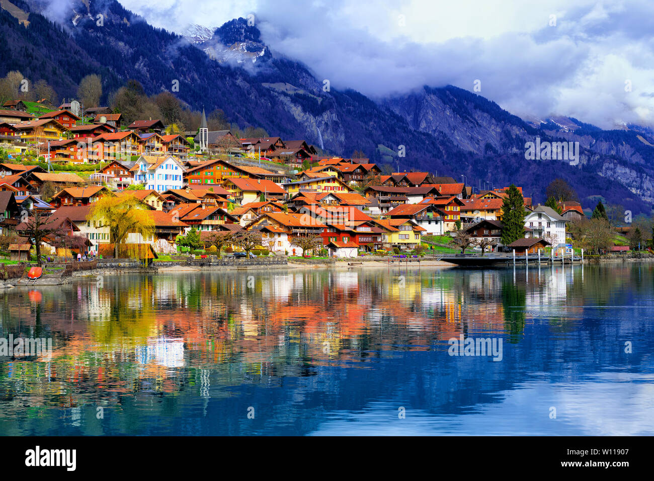 Vieille ville de Oberried, Brienz, Interlaken et misty alpes reflétant dans le lac, Suisse Banque D'Images