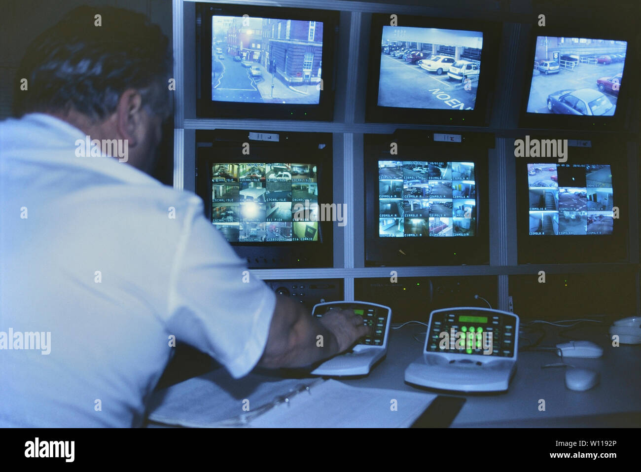 Salle de contrôle CCTV, England, UK. Circa 1990 Banque D'Images
