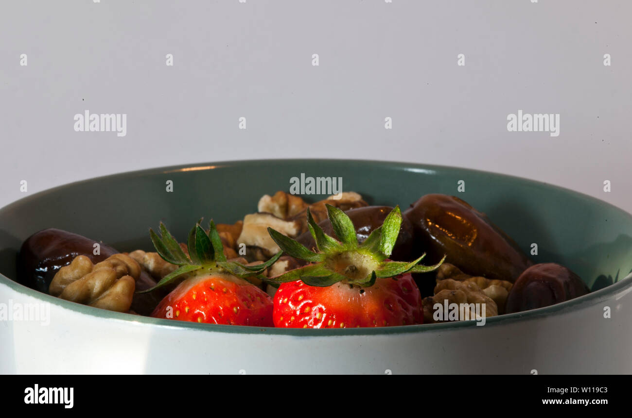 Fruits et café dans le bol. Les aliments riches en vitamines Banque D'Images