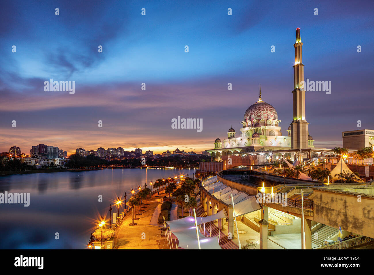 L'heure bleue à la mosquée Putra, Putrajaya, Malaisie. Banque D'Images