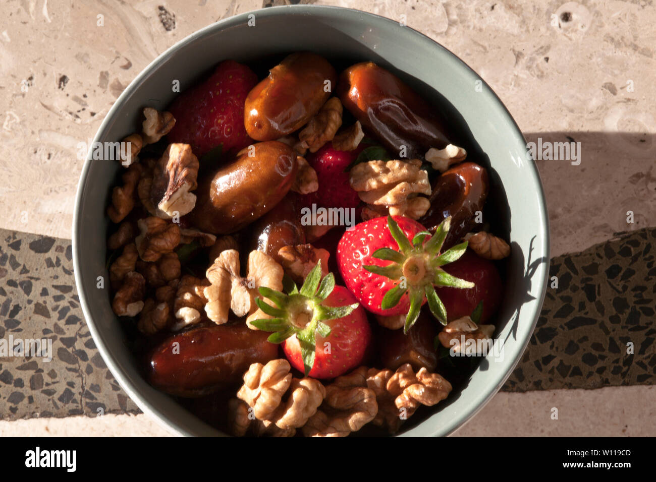 Fruits et café dans le bol. Les aliments riches en vitamines Banque D'Images