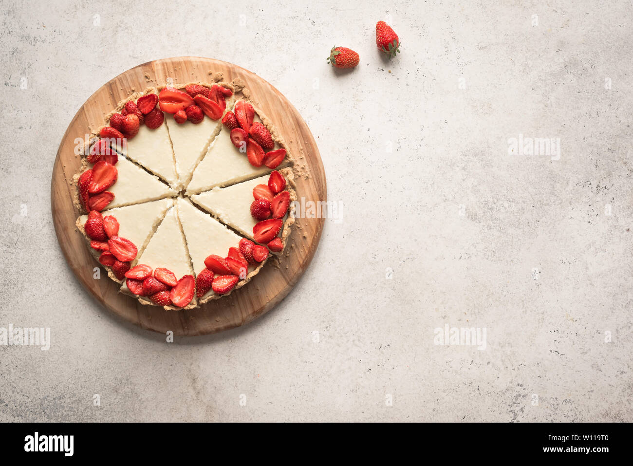 Gâteau au fromage avec des fraises fraîches pour le dessert - gâteau au fromage dessert de fruits d'été bio, copiez l'espace, vue d'en haut. Gâteau fromage maison. Banque D'Images