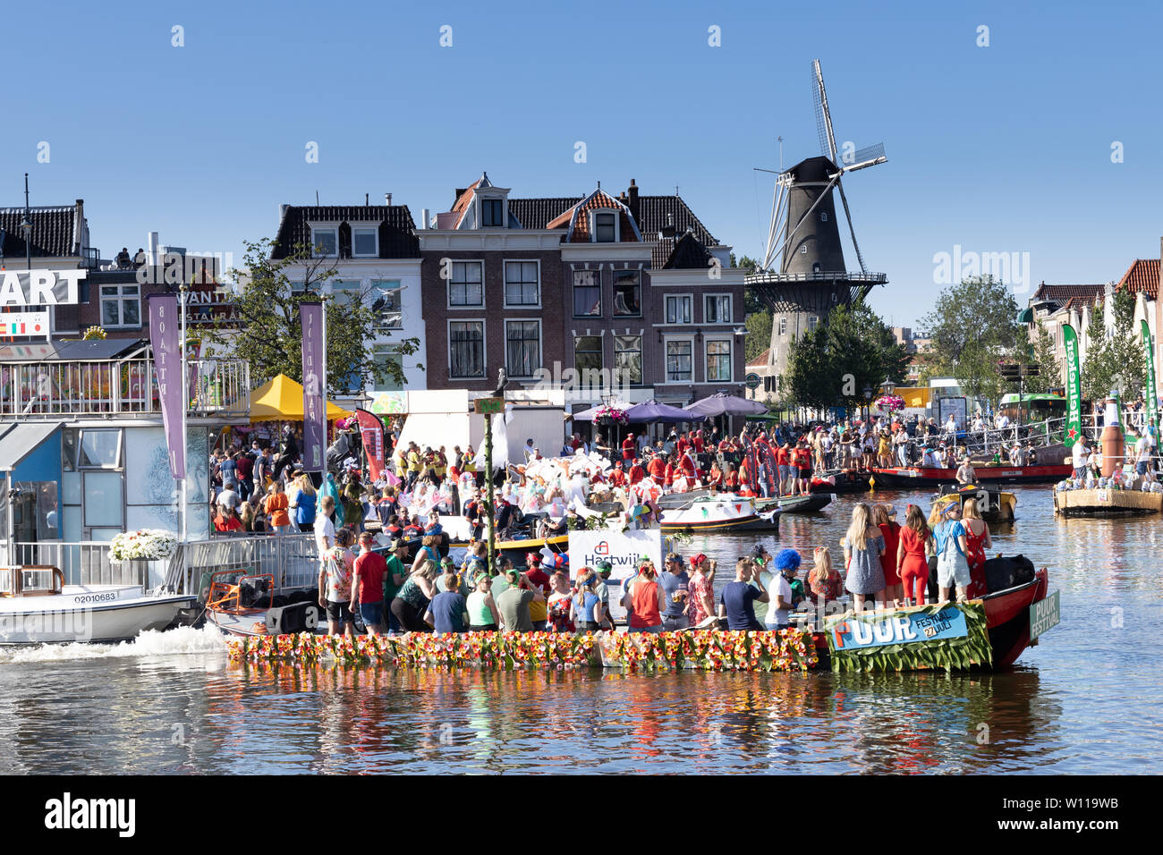 LEIDEN, Pays-Bas - 27 juin 2019 : fête traditionnelle connue sous le Lakenfeesten Leidse célèbre par parade des bateaux décorés rigolo.- Image Banque D'Images