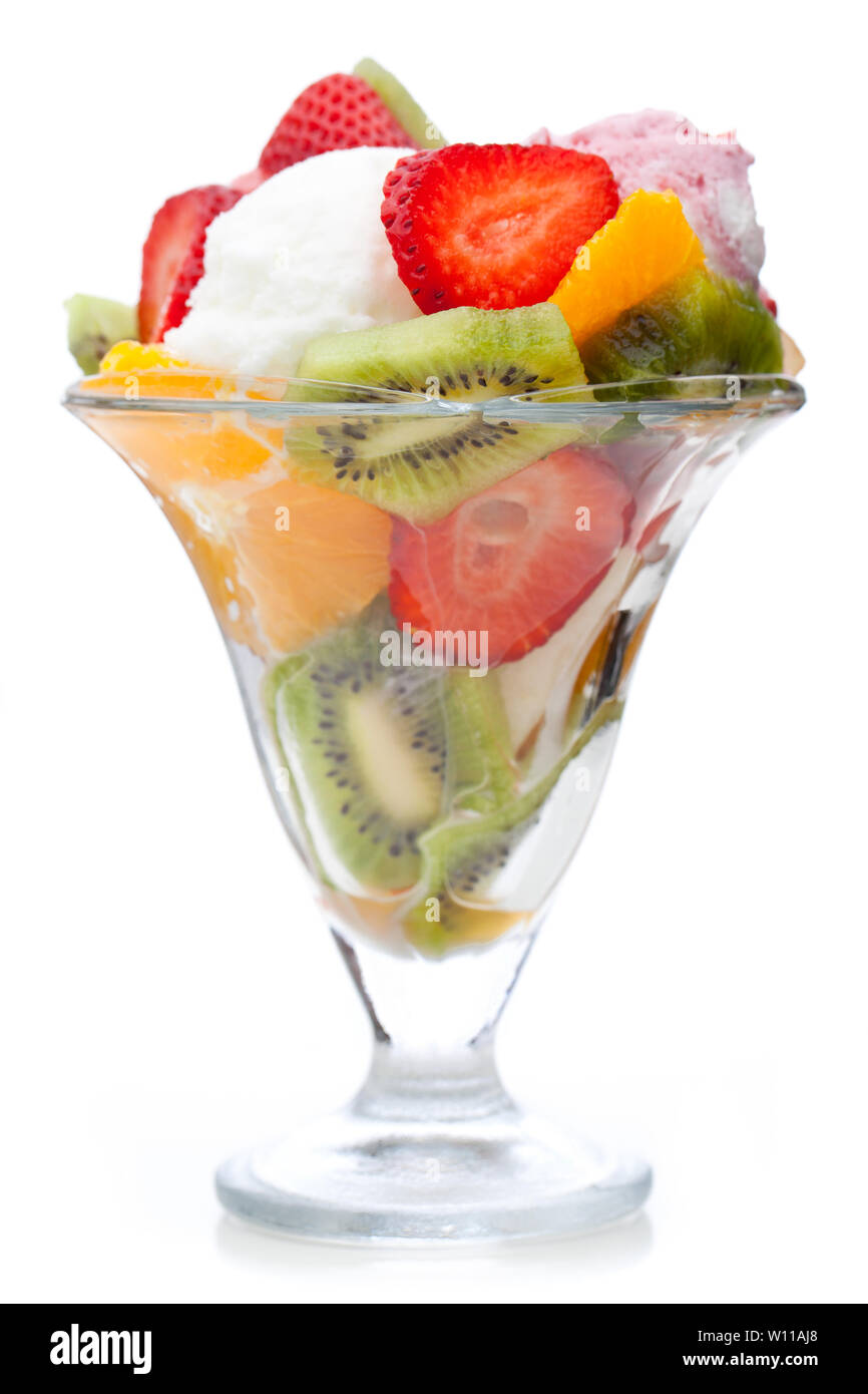 Un fruit cup isolé sur fond blanc. Véritable crème glacée comestibles - aucun ingrédient artificiel utilisé Banque D'Images