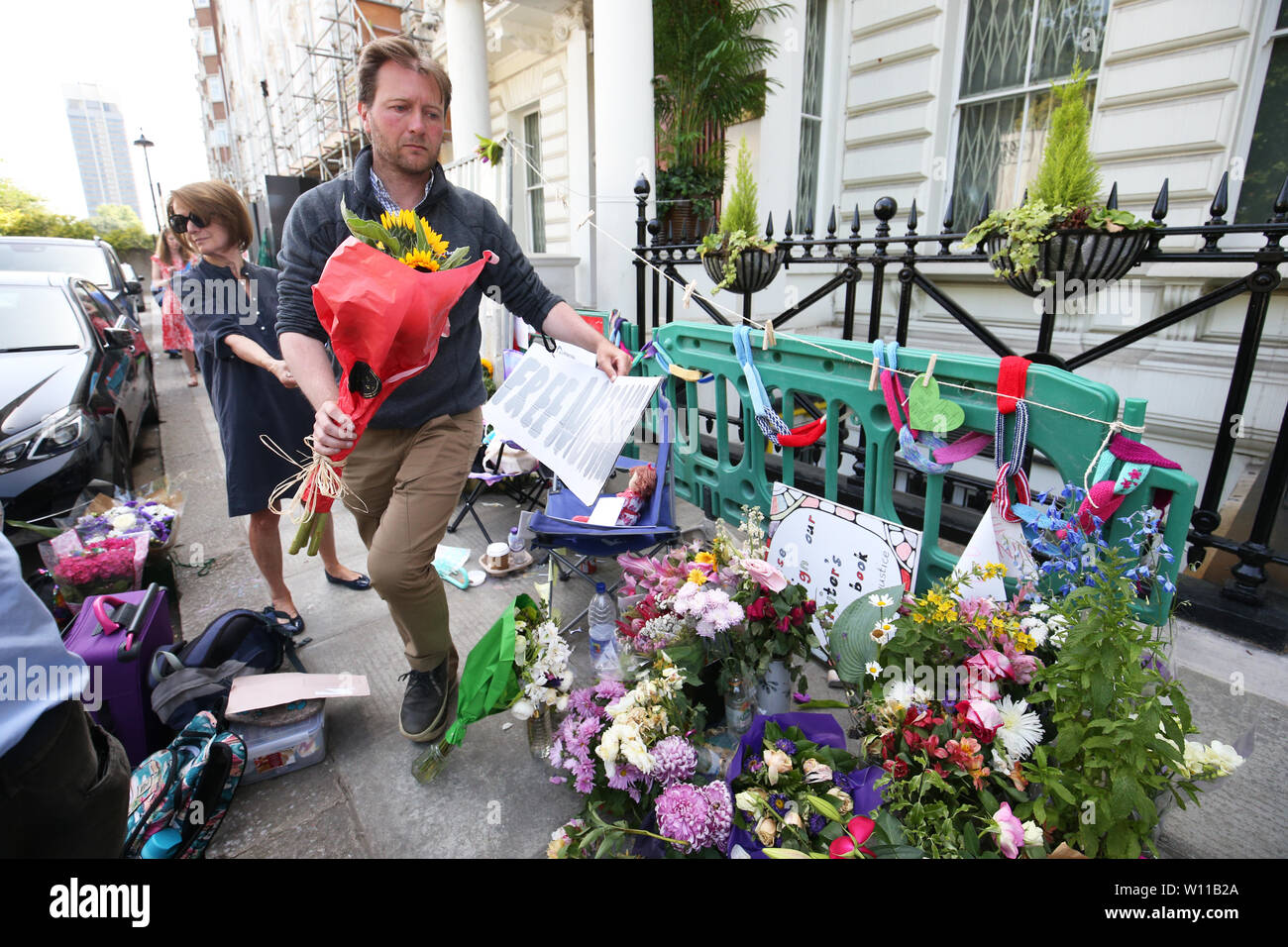 Richard Ratcliffe, le mari de détenu Nazanin Zaghari Ratcliffe, note les hommages laissés à l'extérieur de l'ambassade d'Iran à Knightsbridge, Londres. Ratcliffe a aujourd'hui terminé sa grève de la faim après sa femme emprisonnée a terminé sa propre grève de la faim après 15 jours dans une prison de l'Iran. Banque D'Images