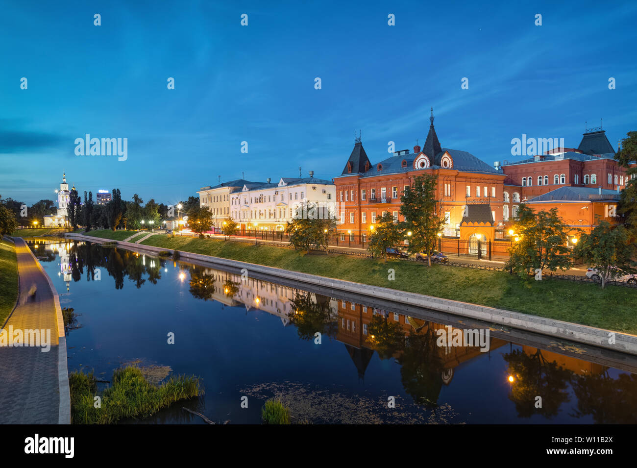 D'Orel, en Russie. Vue de la rivière Orlik au crépuscule avec de vieux bâtiments historiques Banque D'Images