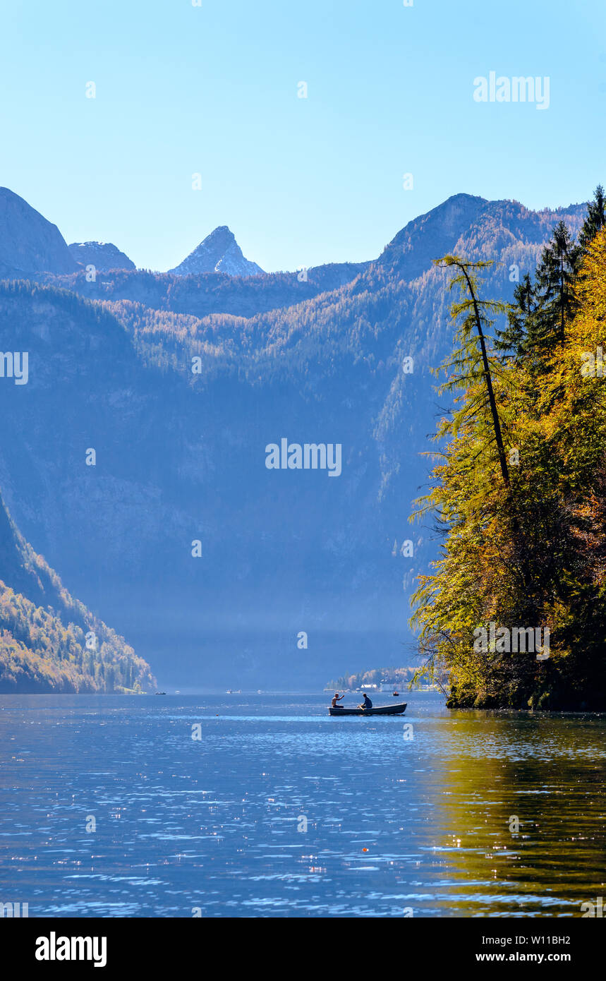 Belle vue sur (Koenigsee Konigsee, Konigssee, Koenigssee) lac en automne. Le parc national de Berchtesgaden, Bavière, Allemagne. Banque D'Images