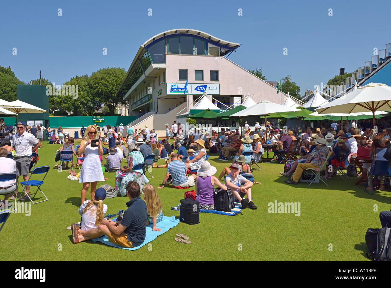 Eastbourne, Royaume-Uni. 29 juin 2019. Temps parfait pour regarder le tennis, si peut-être un peu chaud pour jouer - à Nature Valley International tennis dans le Devonshire Park. Banque D'Images