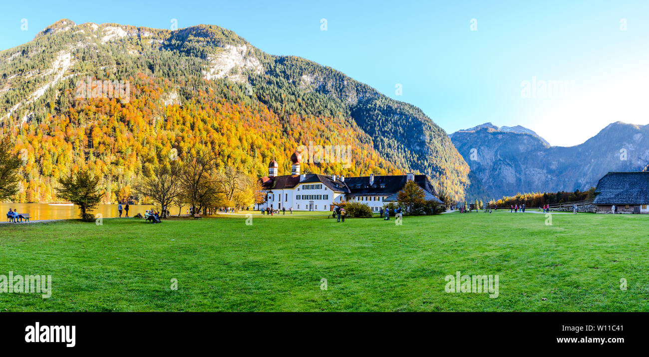 Église Saint Barthélémy (Bartholoma, Bartholomae) sur Konigssee (Königssee, Königsee, Konigssee, Koenigssee, Koenigsee, Konig) lac en automne. Bavière Banque D'Images