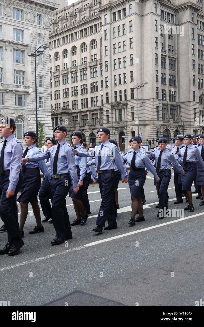 Liverpool, UK, 29 juin 2019. Les anciens combattants et les membres des Forces armées britanniques en mars à la ville de Liverpool sur les Forces armées 2019 Day Parade. Credit : Ken Biggs/Alamy Live News. Banque D'Images