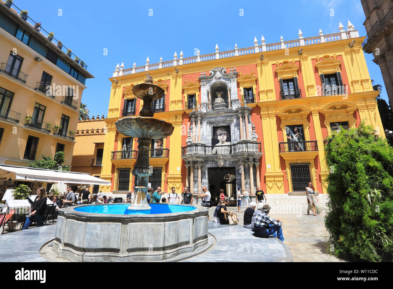 La façade baroque espagnol colorés de l'Episcopal Palace, qui présente des expositions d'art religieux, sur la Plaza Obispo, dans la vieille ville de la ville de Malaga, Espagne Banque D'Images