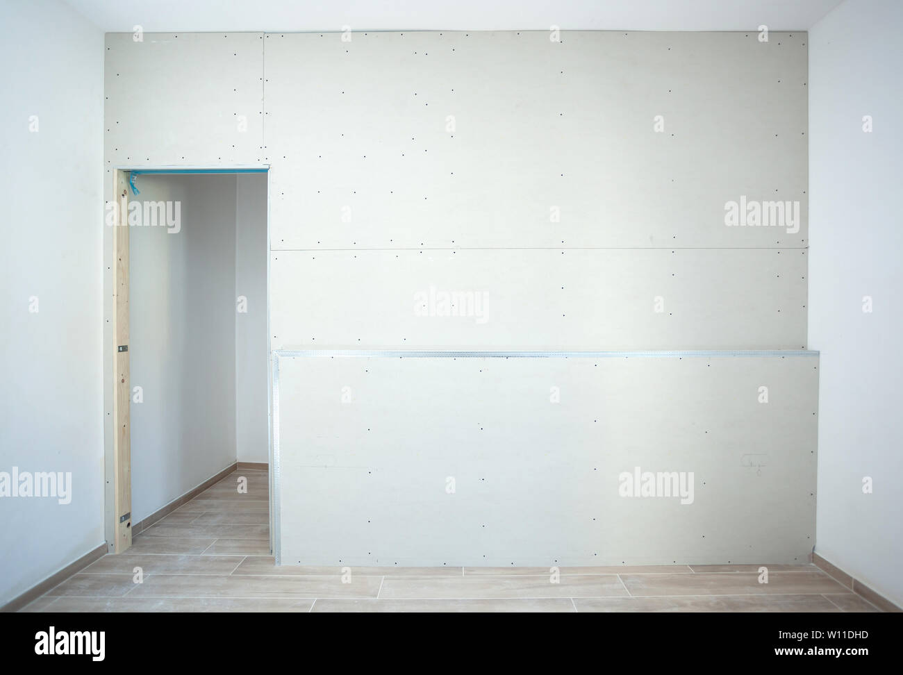Mur de plâtre et préparées pour la peinture d'une armoire dans une — free download