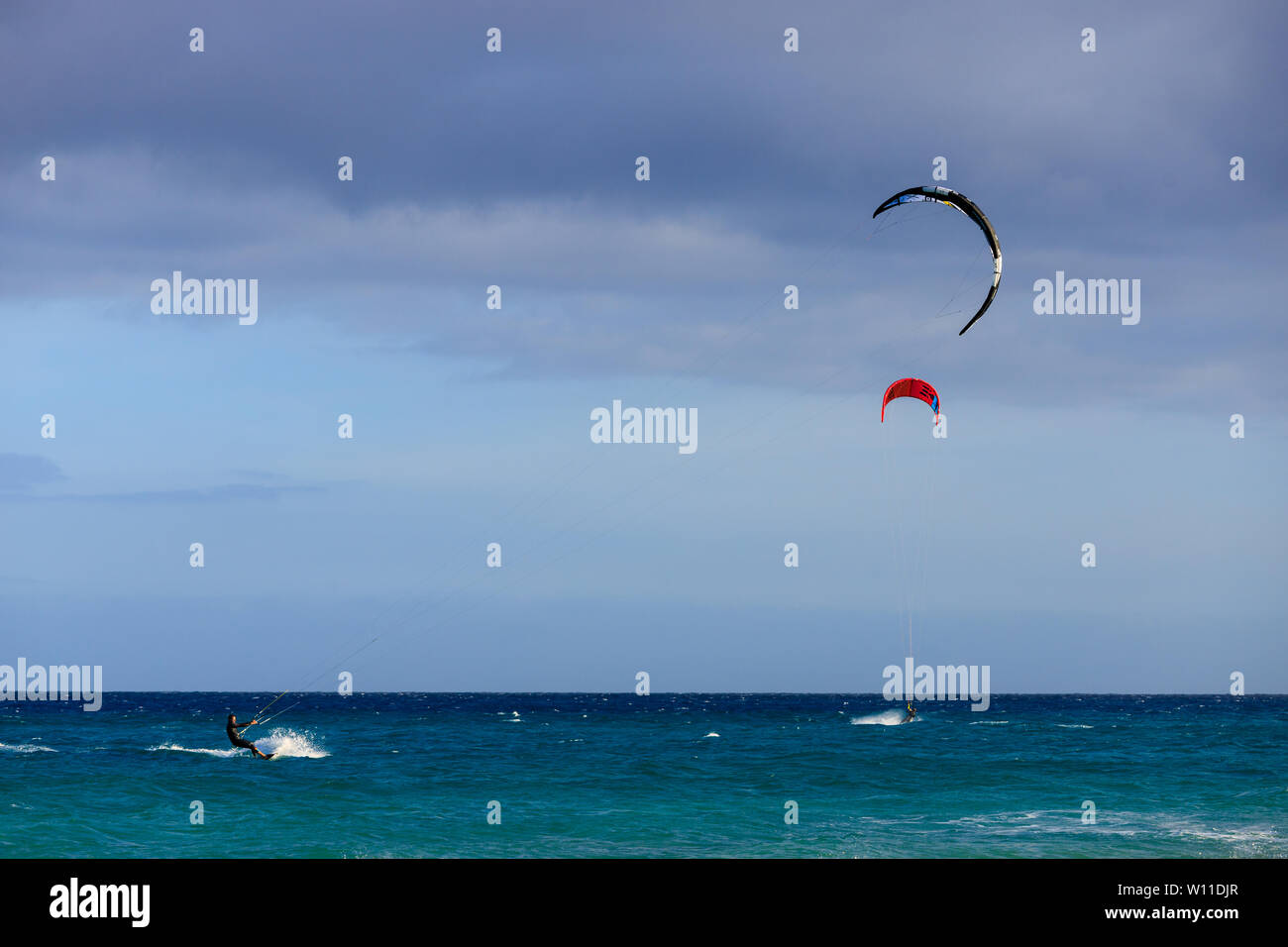 Le kite surf à la plage de l'île de Fuerteventura Banque D'Images