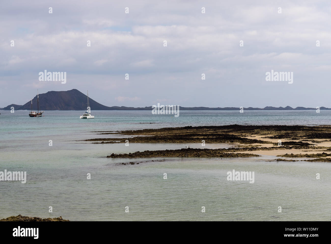 L'île de Lobos vus de Fuerteventura, Îles Canaries, sur un jour nuageux Banque D'Images