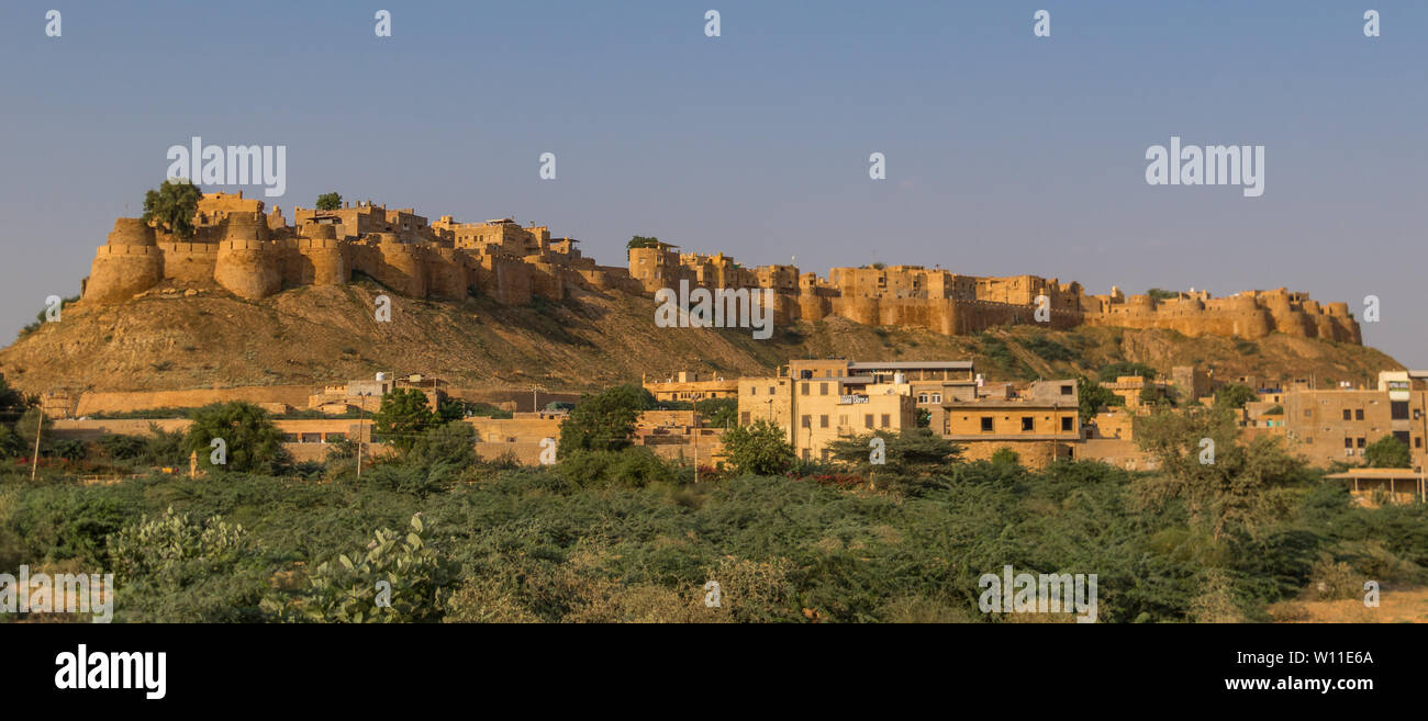 Jaisalmer, Inde - Rajasthan est célèbre pour ses forteresses et de l'environnement désertique. Ici en particulier de la ville de Jaisalmer Banque D'Images