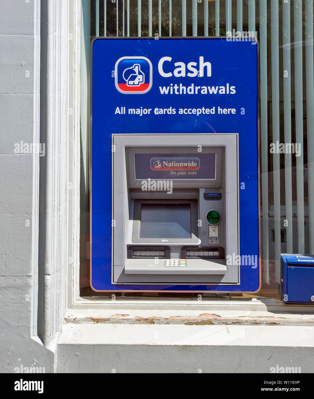 Les retraits ATM à l'ÉCHELLE NATIONALE DANS UNE FENÊTRE Banque D'Images