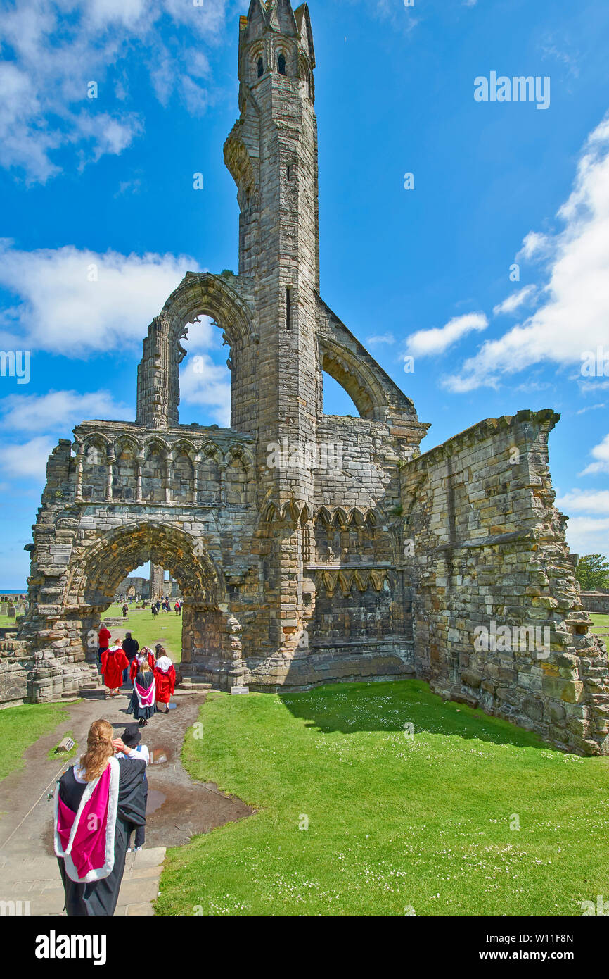 ST ANDREWS FIFE ECOSSE DIPLÔME UNIVERSITAIRE DES ÉTUDIANTS EXTERNES ET ROBES COLORÉES SOUS LA TOUR DE LA CATHÉDRALE Banque D'Images ST ANDREWS FIFE ECOSSE DIPLÔME UNIVERSITAIRE DES ÉTUDIANTS EXTERNES ET ROBES COLORÉES SOUS LA TOUR DE LA CATHÉDRALE Banque D'Images