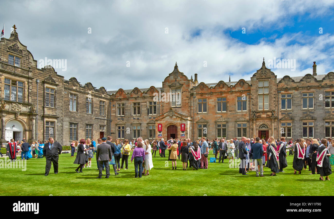 ST ANDREWS FIFE ECOSSE DIPLÔME UNIVERSITAIRE DES ÉTUDIANTS SUR LA PELOUSE À L'EXTÉRIEUR DE ST SALVATORS COLLEGE EN ÉTÉ Banque D'Images