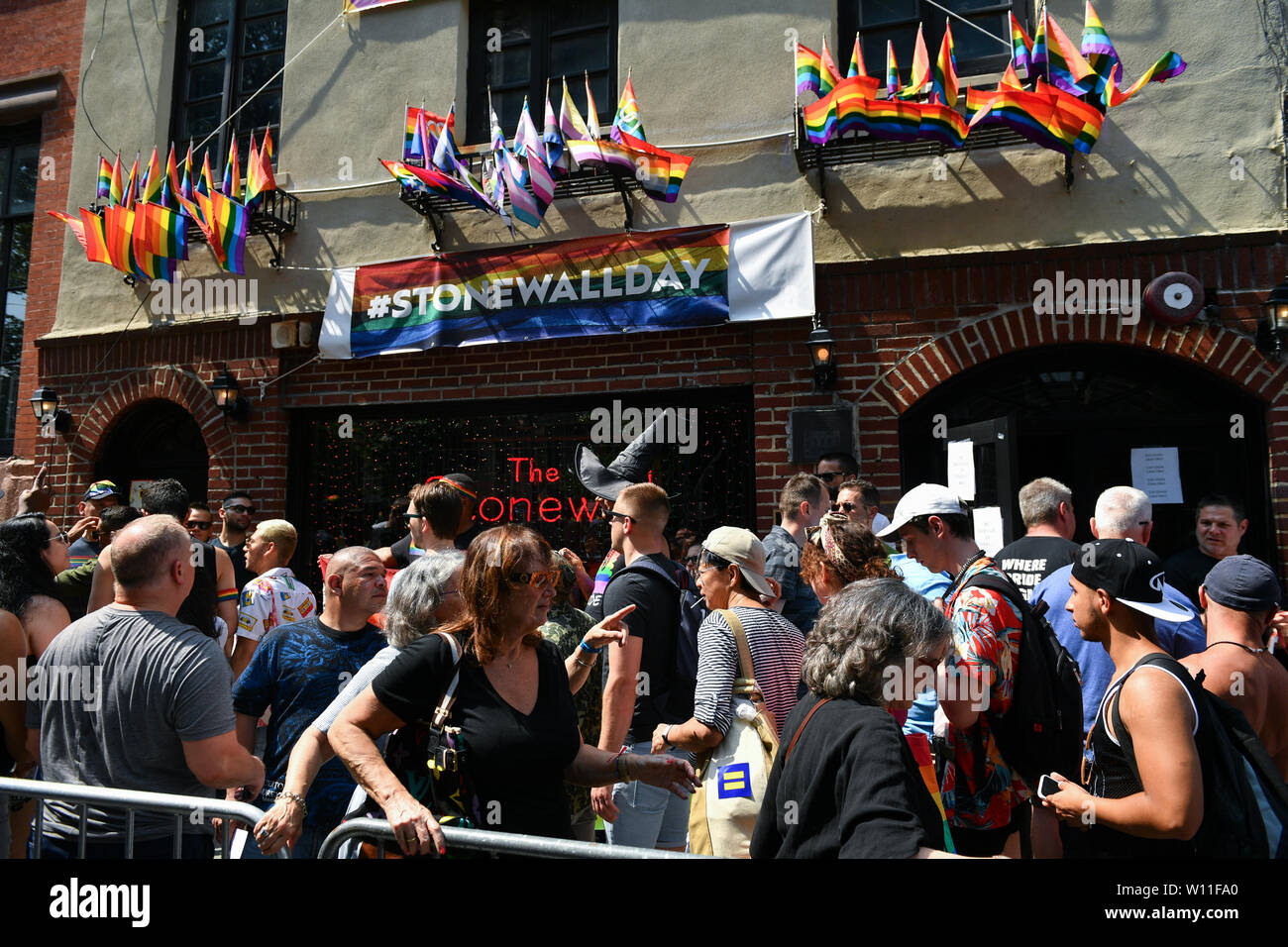 Les gens se rassemblent pour un événement marquant le 50e anniversaire de la révolte de Stonewall Inn à New York le 28 juin 2019. Banque D'Images
