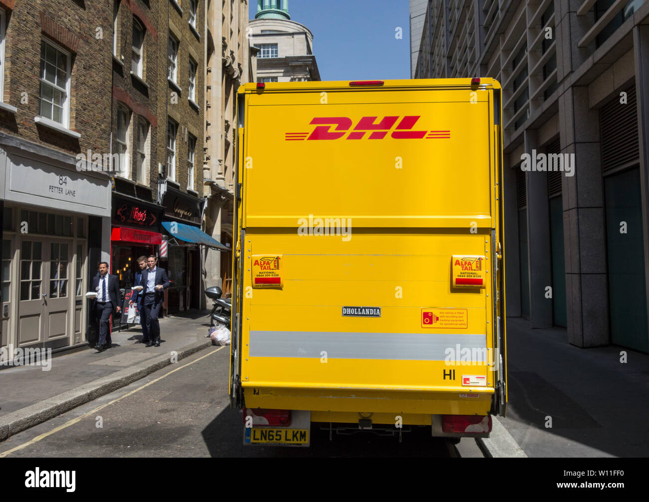 Livraison DHL un van garé sur Peter Lane une rue dans la ville de London, UK Banque D'Images