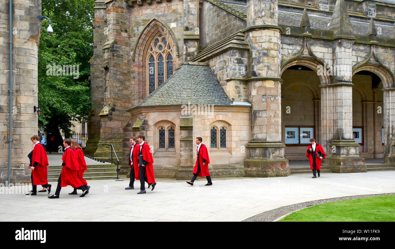 L'UNIVERSITÉ DE ST ANDREWS FIFE ECOSSE ST SALVATORS CHORISTE COLLÈGE DE PREMIER CYCLE EN ROBES ROUGES SORTANT DE L'ÉGLISE LE MATIN Banque D'Images L'UNIVERSITÉ DE ST ANDREWS FIFE ECOSSE ST SALVATORS CHORISTE COLLÈGE DE PREMIER CYCLE EN ROBES ROUGES SORTANT DE L'ÉGLISE LE MATIN Banque D'Images