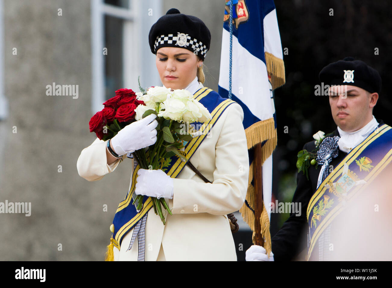 Galashiels, Scottish Borders, UK, le 29 juin 2019. Braw Lads' Day 2019, Nicola Lass Braw Laing prend part dans le mélange de la cérémonie des Roses pendant le festival annuel de collecte de Lads Braw à Abbotsford le 29 juin 2019 à Galashiels, Ecosse. Credit : Scottish Borders Media/Alamy Live News Banque D'Images