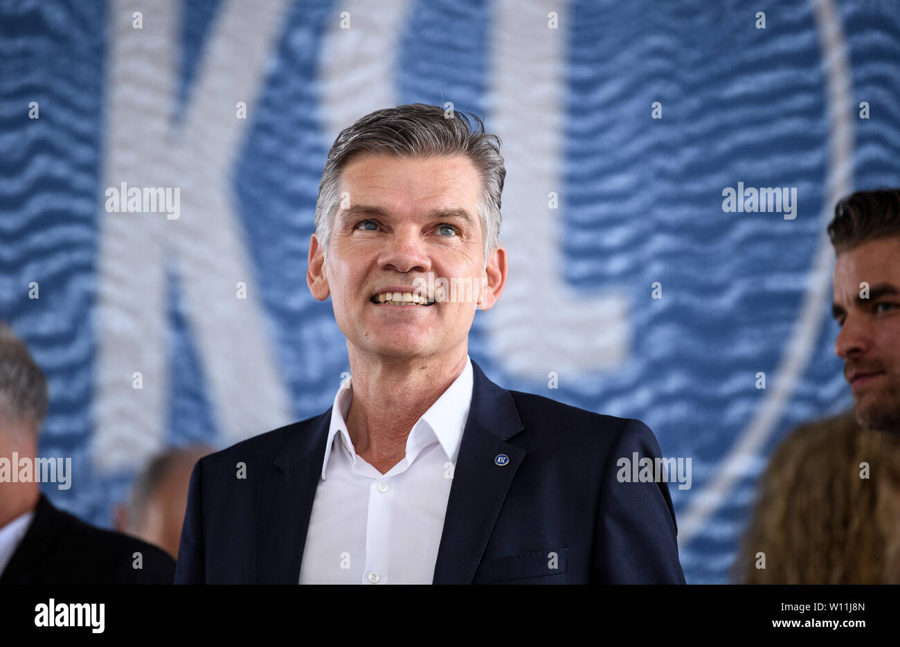 Karlsruhe, Allemagne. 29 Juin, 2019. Soulagement après le vote : Ingo Wellenreuther KSC (président). 88,2 pour cent des membres vote pour le spin-off. GES/football/2ème Bundesliga : la réunion des membres du Karlsruher Sport-Club sur l'objet de retombées économiques, l'utilisation dans le monde entier 29.06.2019 | Credit : dpa/Alamy Live News Banque D'Images