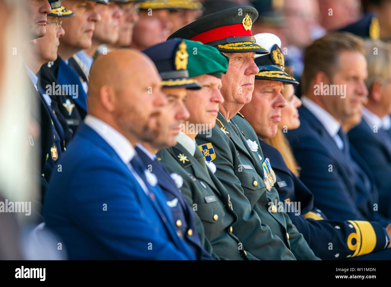 Sa Majesté le Roi des Pays-Bas Willem-Alexander est à la tête de la cérémonie de la Journée des anciens combattants (Nederlandse Veteranendag) à La Haye. Le ministre de la Défense, Ank Bijleveld et Vice-ministre Présidente Hugo de Junge a remis les médailles d'honneur de la guerre des héros et des anciens combattants. Banque D'Images