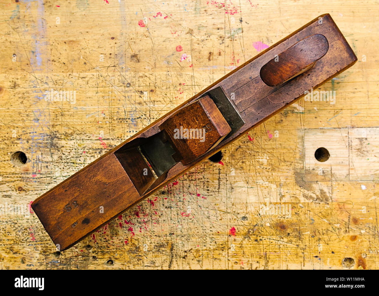 Menuiserie en bois jack/jointer avion isolé sur banc de travail du bois, surface grunge tourné à partir de ci-dessus. Banque D'Images