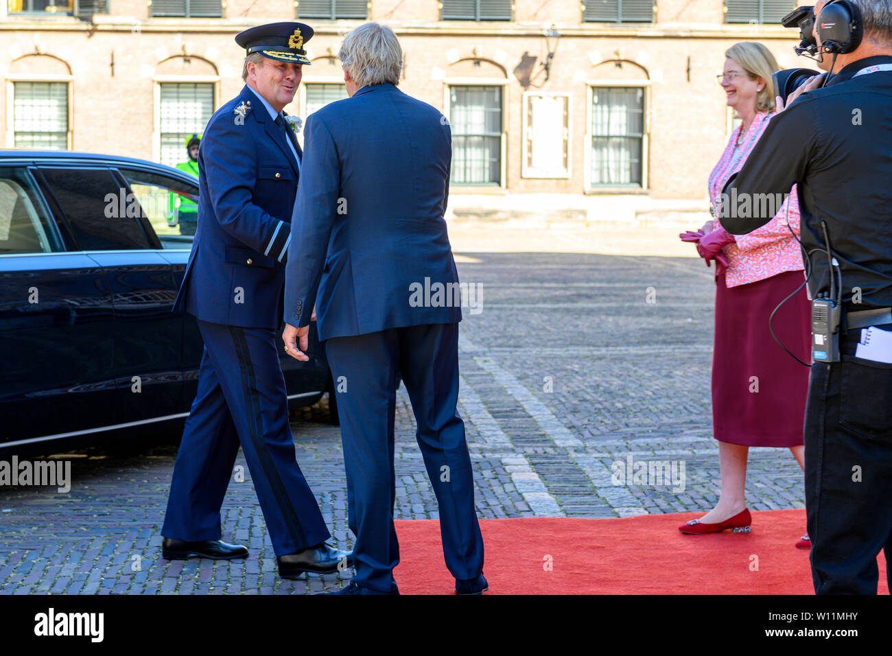 Sa Majesté le Roi des Pays-Bas Willem-Alexander est à la tête de la cérémonie de la Journée des anciens combattants (Nederlandse Veteranendag) à La Haye. Le ministre de la Défense, Ank Bijleveld et Vice-ministre Présidente Hugo de Junge a remis les médailles d'honneur de la guerre des héros et des anciens combattants. Banque D'Images