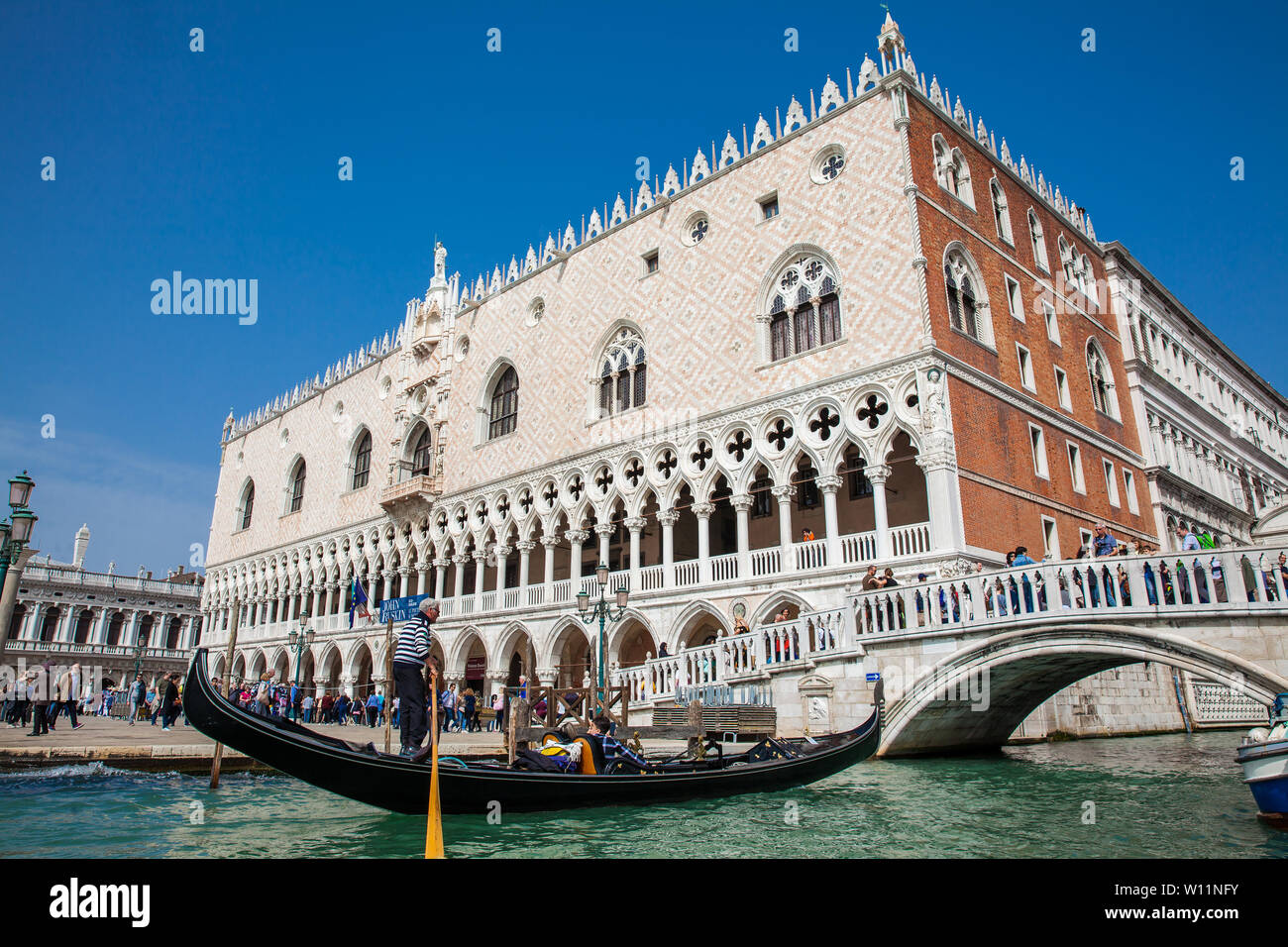 Venise, Italie - Avril 2018 : les touristes naviguant dans une gondole sur le Grand Canal à Venise en face du Doge Palace Banque D'Images
