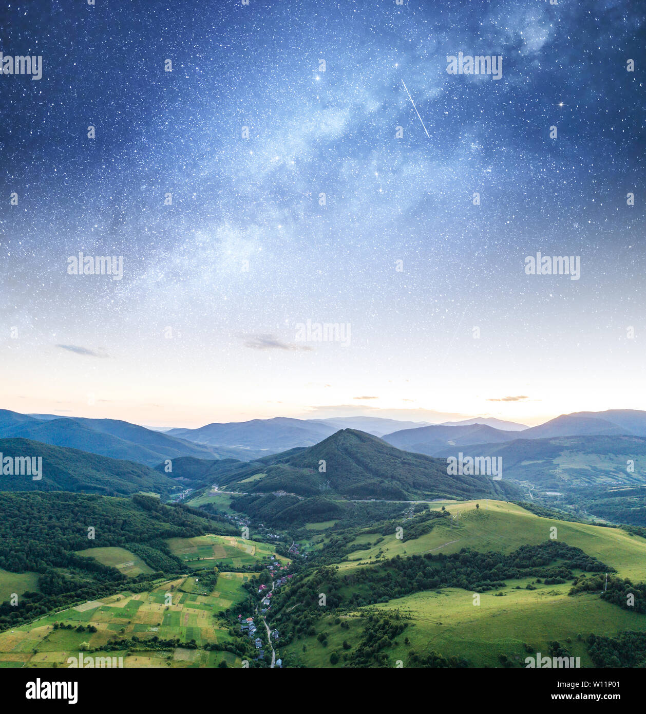 Ciel étoilé contre un paysage de montagne. Banque D'Images
