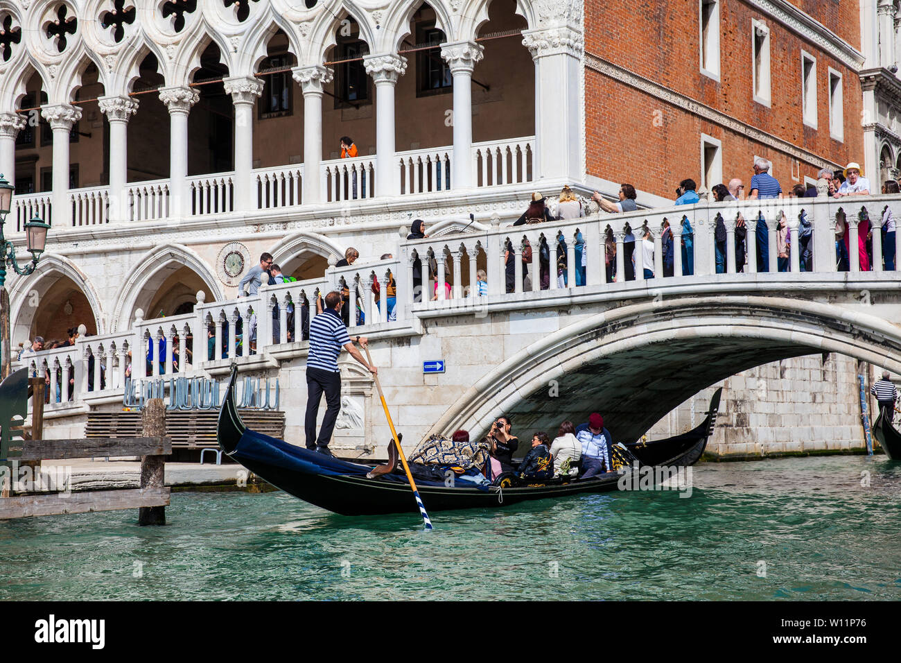 Venise, Italie - Avril 2018 : les touristes naviguant dans une gondole sur le Grand Canal à Venise en face du Doge Palace Banque D'Images