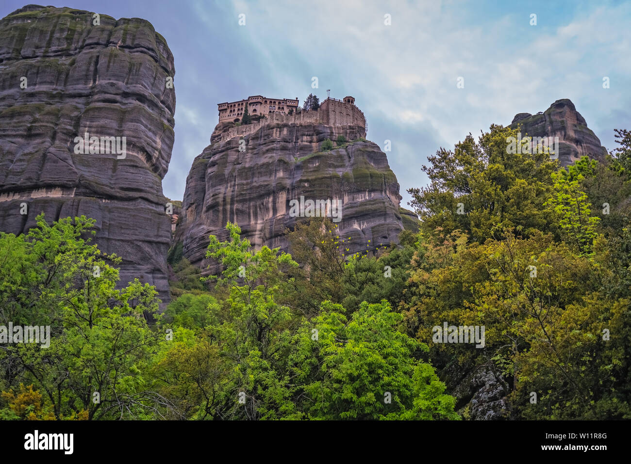 Vue sur le Monastère situé de la Sainte Trinité, la vallée de météores, Grèce Banque D'Images