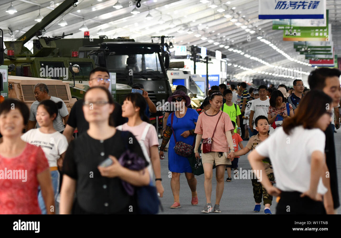 Tianjin. 29 Juin, 2019. Personnes visitent l'exposition de véhicules et d'équipement de défense dans le nord de la Chine, Tianjin, le 29 juin 2019. Crédit : Li Ran/Xinhua/Alamy Live News Banque D'Images