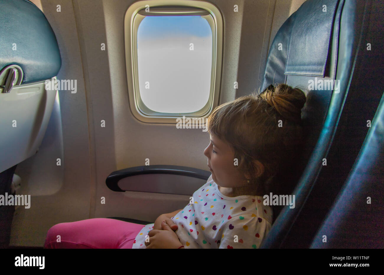 Bébé dormant avion Banque de photographies et d'images à haute résolution -  Alamy