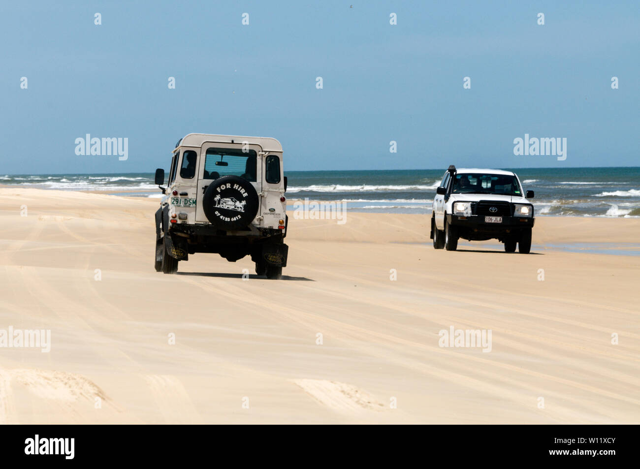 Deux 4x4 et la conduite dans des directions opposées le long de la voie 75 deux mille de long de la route de sable sur l'île Fraser dans le Queensland, Australie. L'île Fraser est un W Banque D'Images