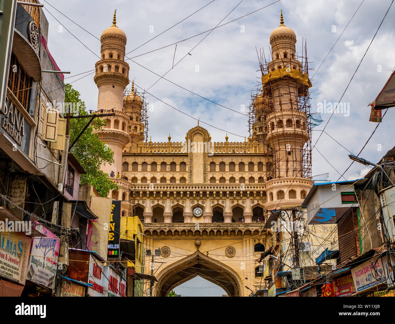 Hyderabad, Inde - 17 juin 2019 : Le Charminar, symbole d'Hyderabad, monument emblématique de la mosquée et entouré de boutiques Banque D'Images